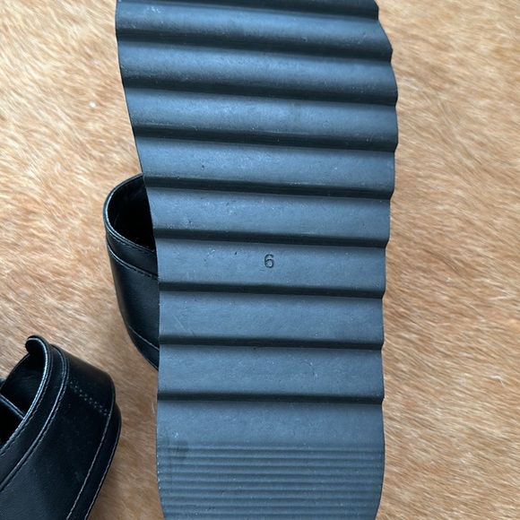 Rate Arlo Sandal in Black - Picture 4 of 12